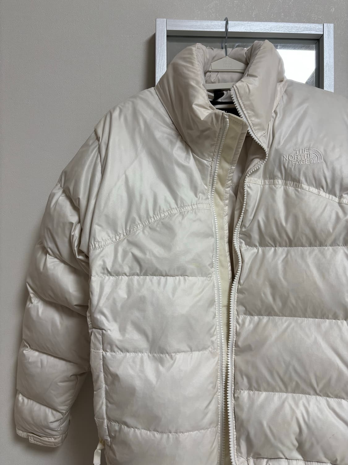 노스페이스 패딩 여성 2000 레트로 눕시 자켓 화이트 상품이미지3