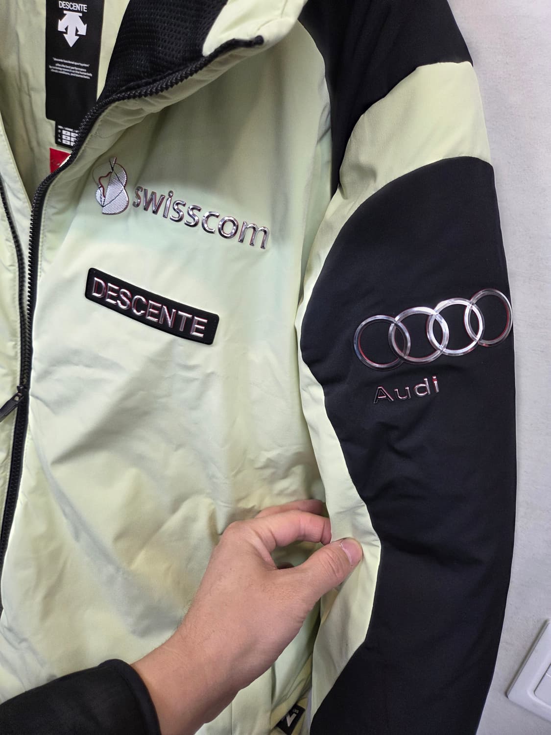 데상트 스위스스키팀 아우디 레플리카 미드다운 패딩 xl 상품이미지5