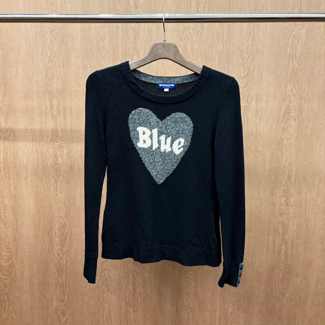 버버리 블루 라벨 라운드넥 니트 그레이 하트 로고 안타르시아 디테일 블랙 상품이미지2