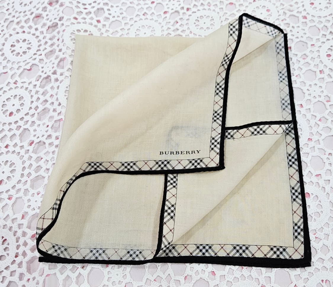 버버리(Burberry) 체크 트리밍 손수건 상품이미지1