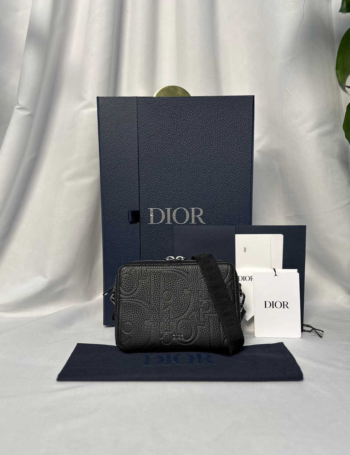 디올 그래비티 레더 파우치 크로스백 새상품 상품이미지2