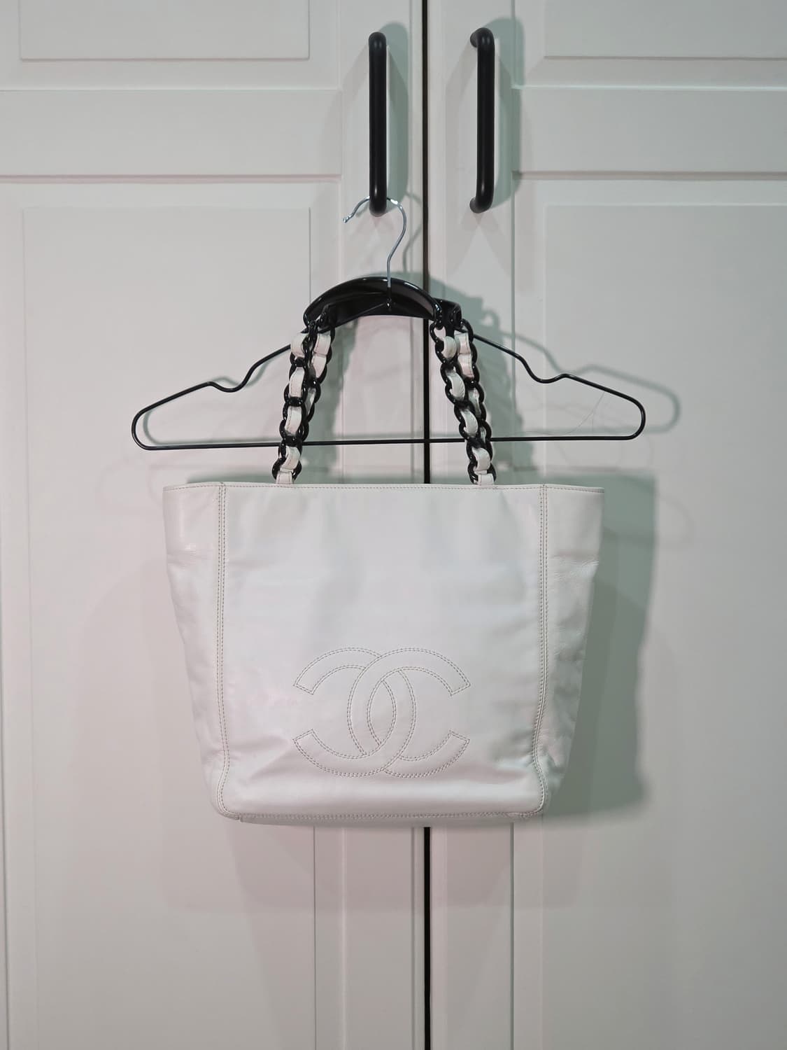 샤넬 램스킨 화이트 빅 cc 아크릴 체인숄더백 상품이미지1