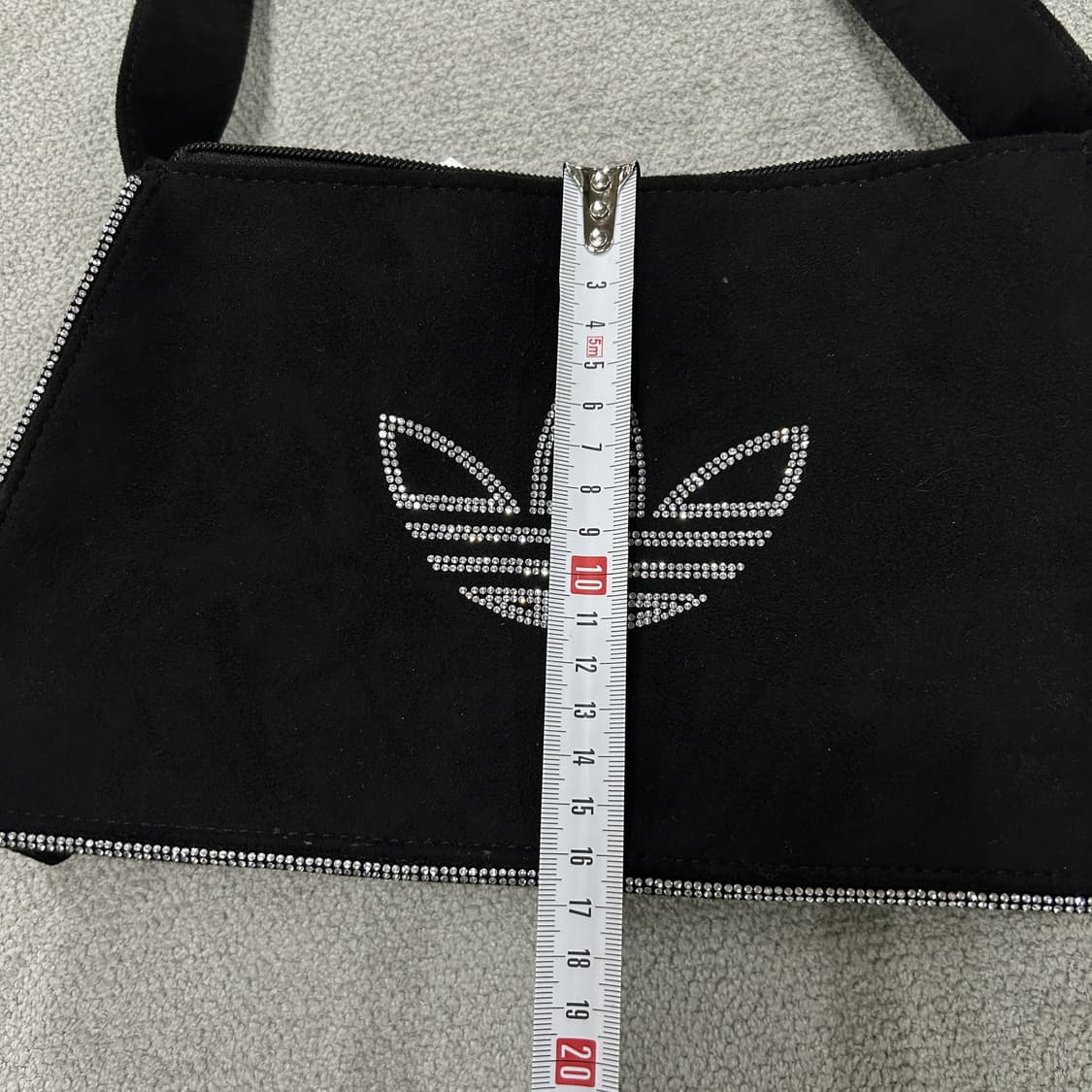 아디다스 블랙 스웨이드 라인스톤 숄더백 상품이미지7