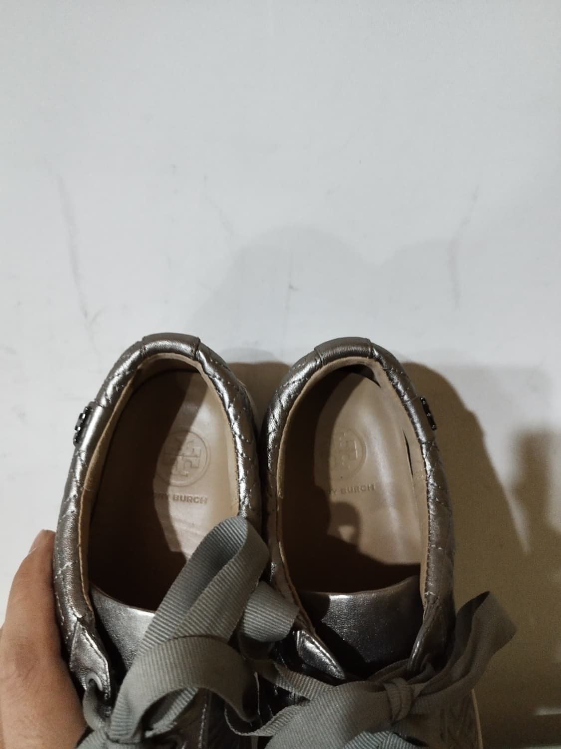 240mm 7m 토리버치 퀼팅 실버 메탈릭 스니커즈  상품이미지6