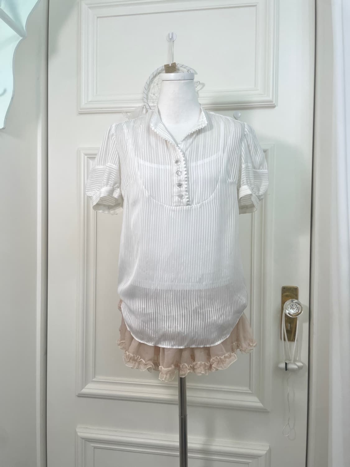 white glitter stripe crystal button prin 상품이미지1