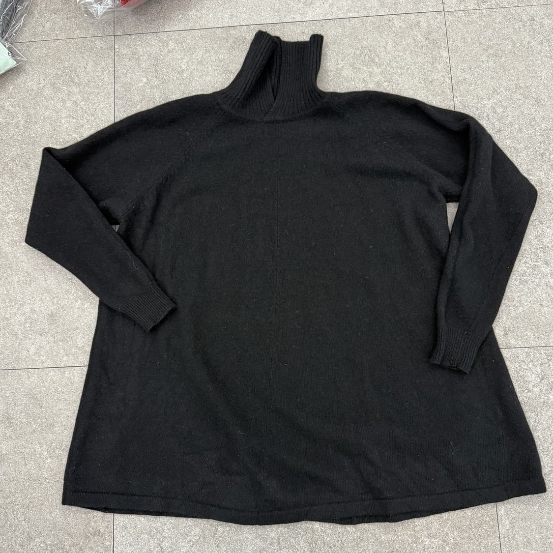 TANGELIA 블랙 하이넥 루즈니트 상품이미지4