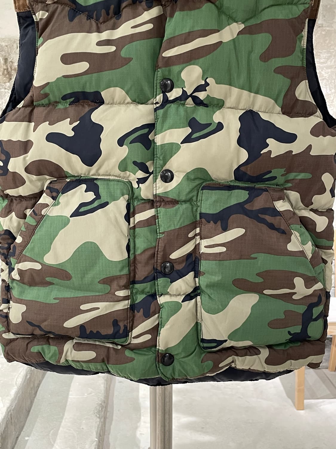 데님 앤 서플라이 랄프로렌 블랙 앤 카모 리버시블 덕 다운 베스트 상품이미지7