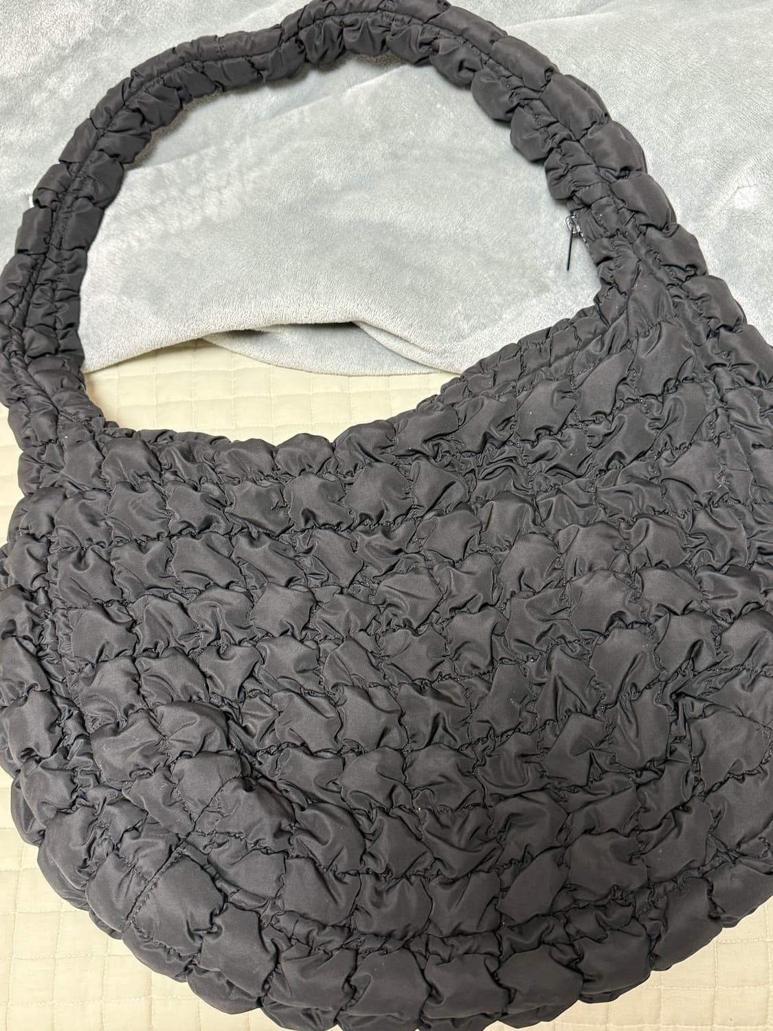 코스 퀄티드 오버사이즈 숄더백 블랙 상품이미지1