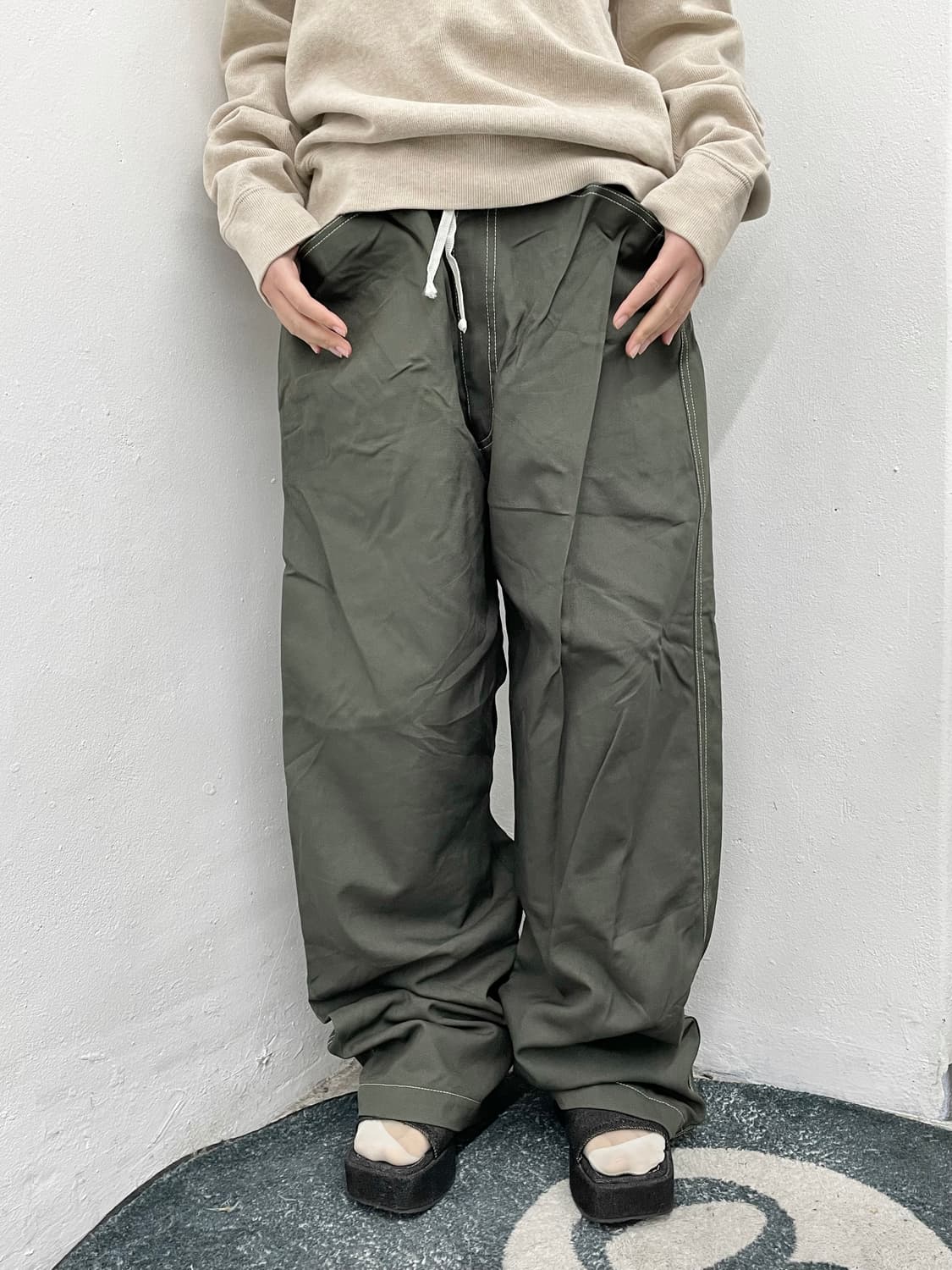 카키 스트링 버튼 스티치 팬츠 상품이미지2