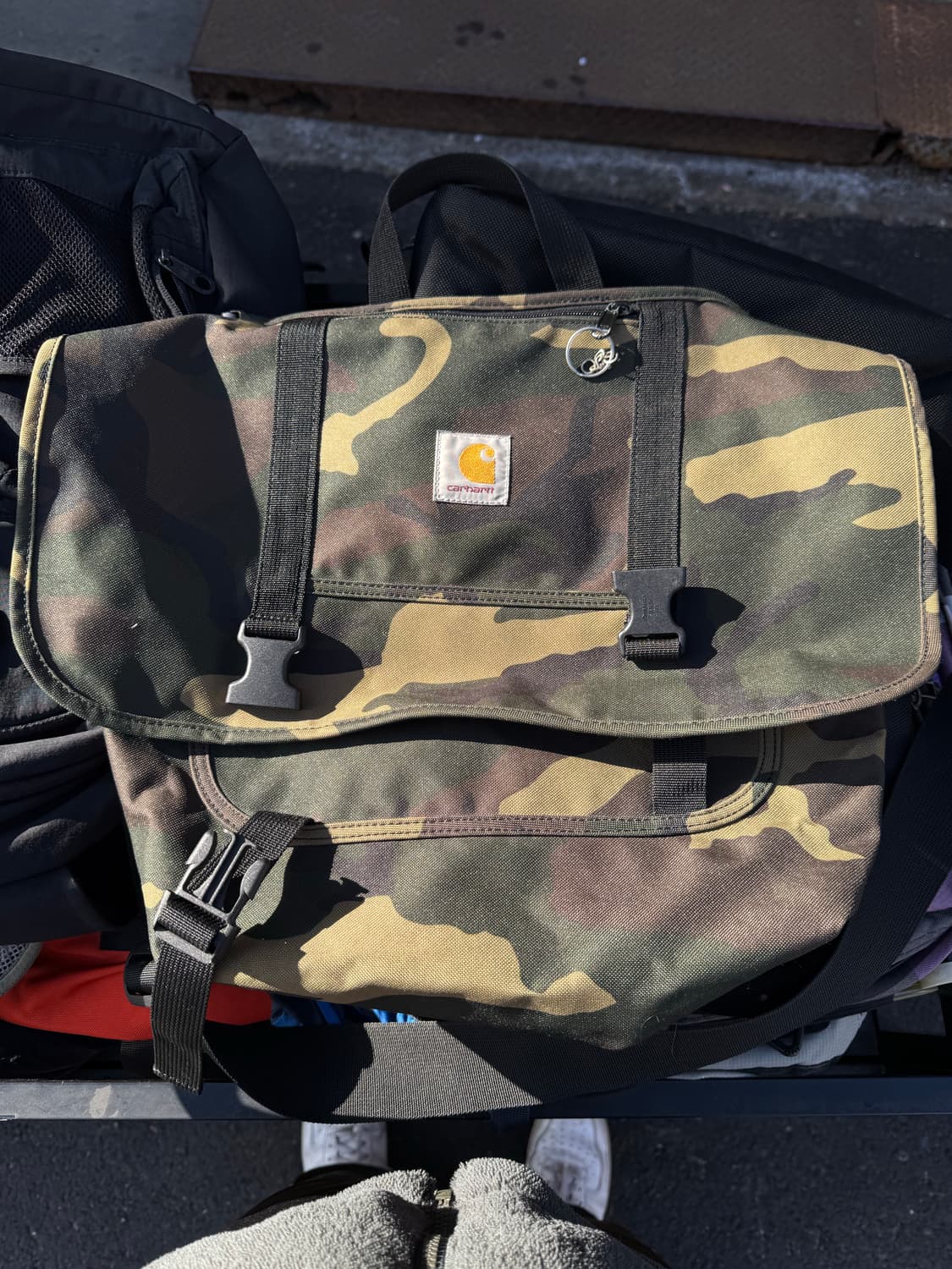 칼하트 카모 크로스백 상품이미지1