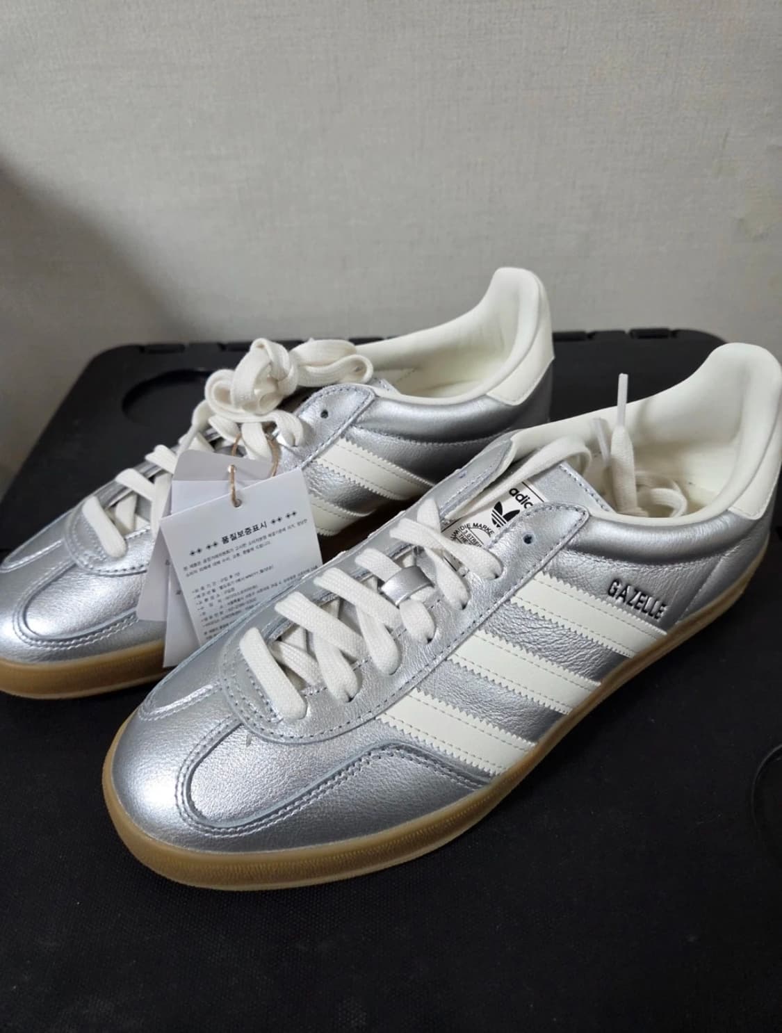 [새상품]아디다스 가젤 인도어 메탈릭 실버  스니커즈 사이즈 265 상품이미지1