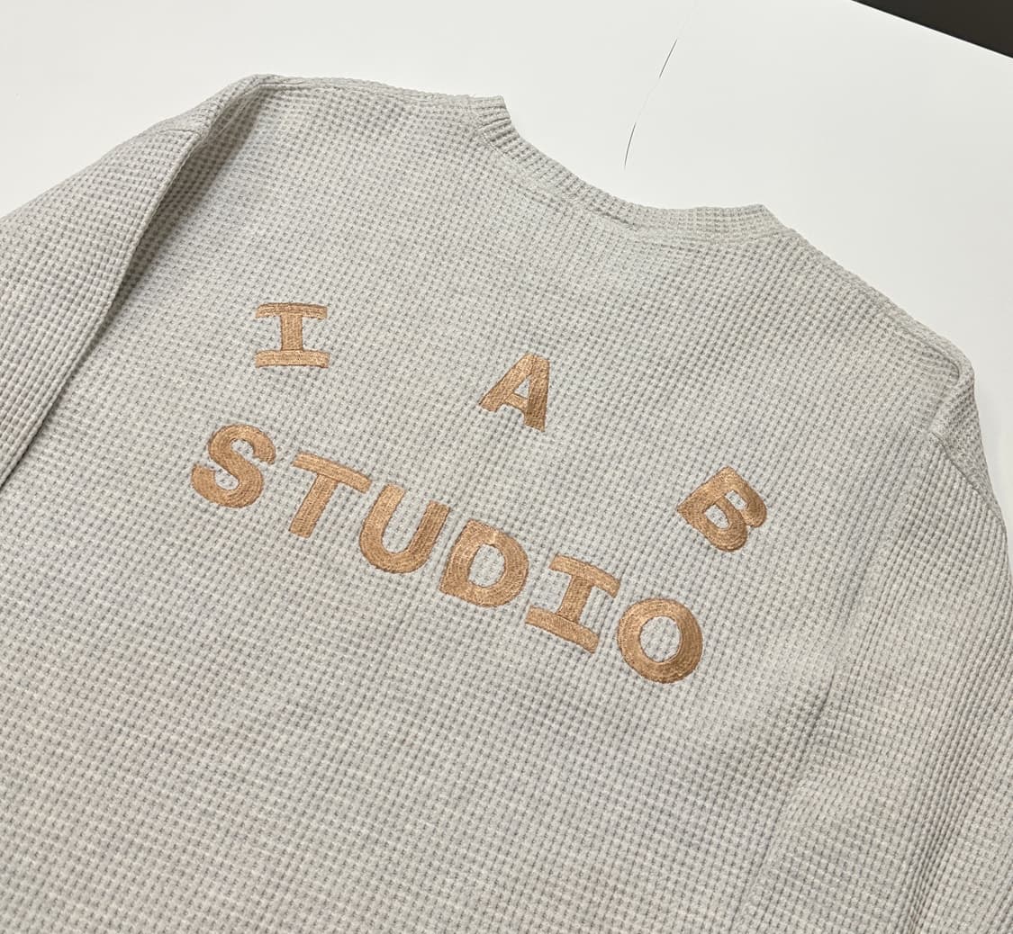 아이 스튜디오 베이지 와플 맨투맨 던전밥 XL 상품이미지1