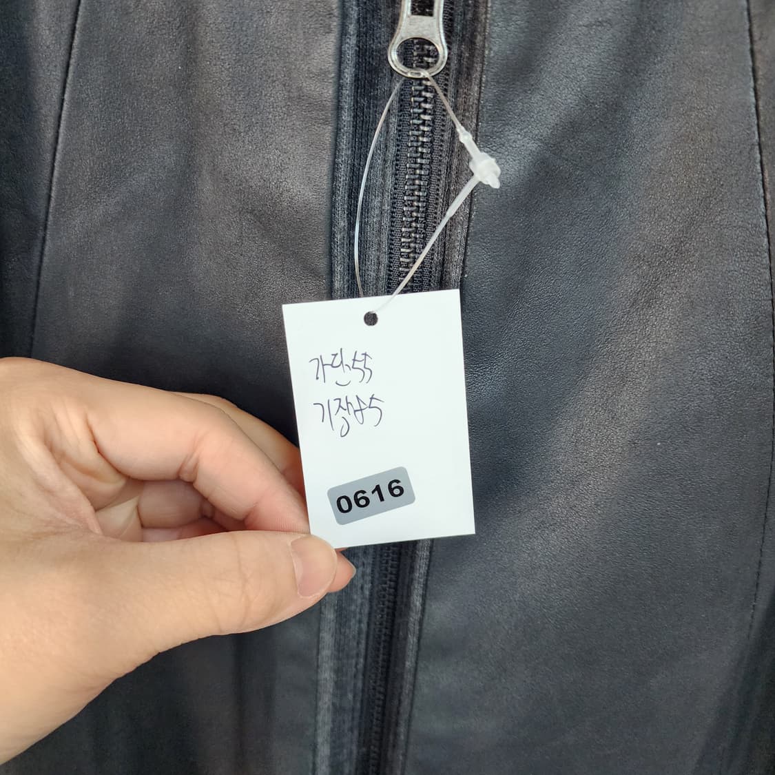 손정완 디자인 블랙 양가죽 롱 조끼 상품이미지6