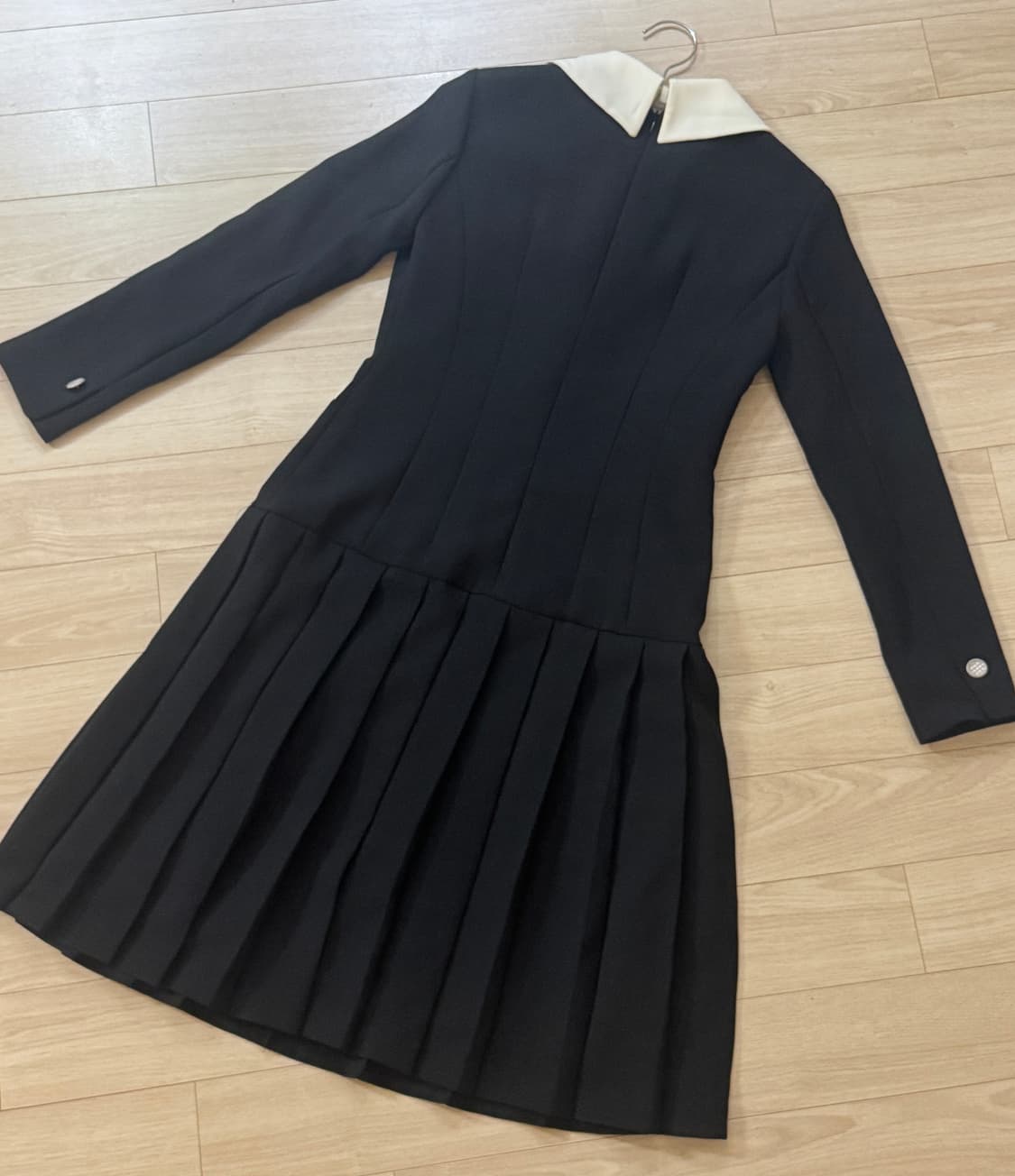 온앤온 배색 플리츠 원피스 상품이미지2