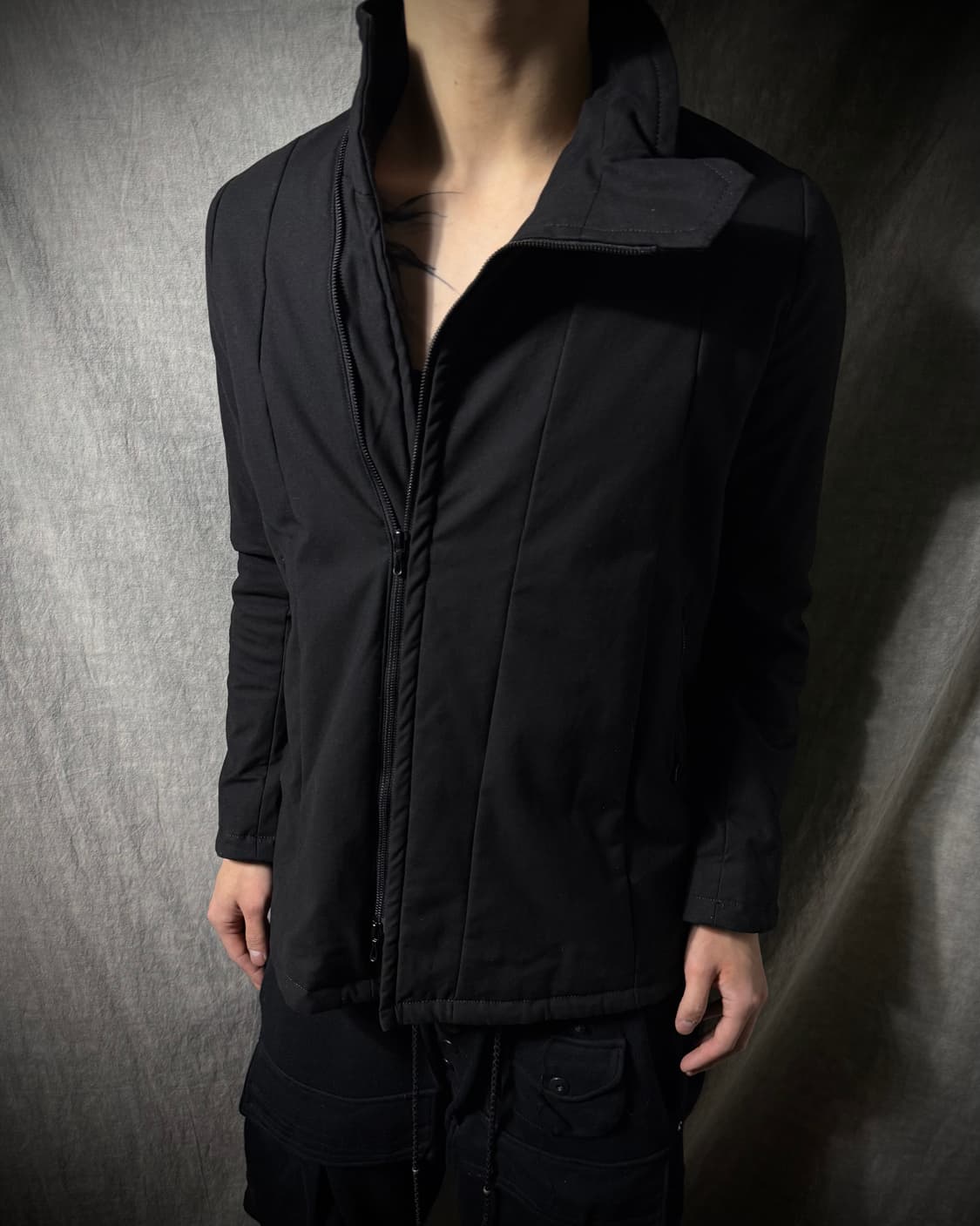 JULIUS High-Collar Asymmetric Zip Jacket 상품이미지1