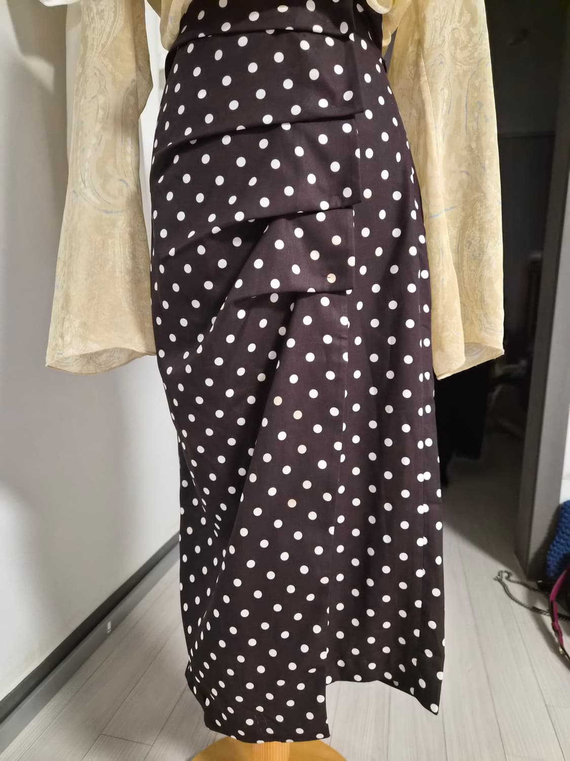 [에잇세컨즈] 브라운 도트 셔링 롱 스커트 (S사이즈) 상품이미지2
