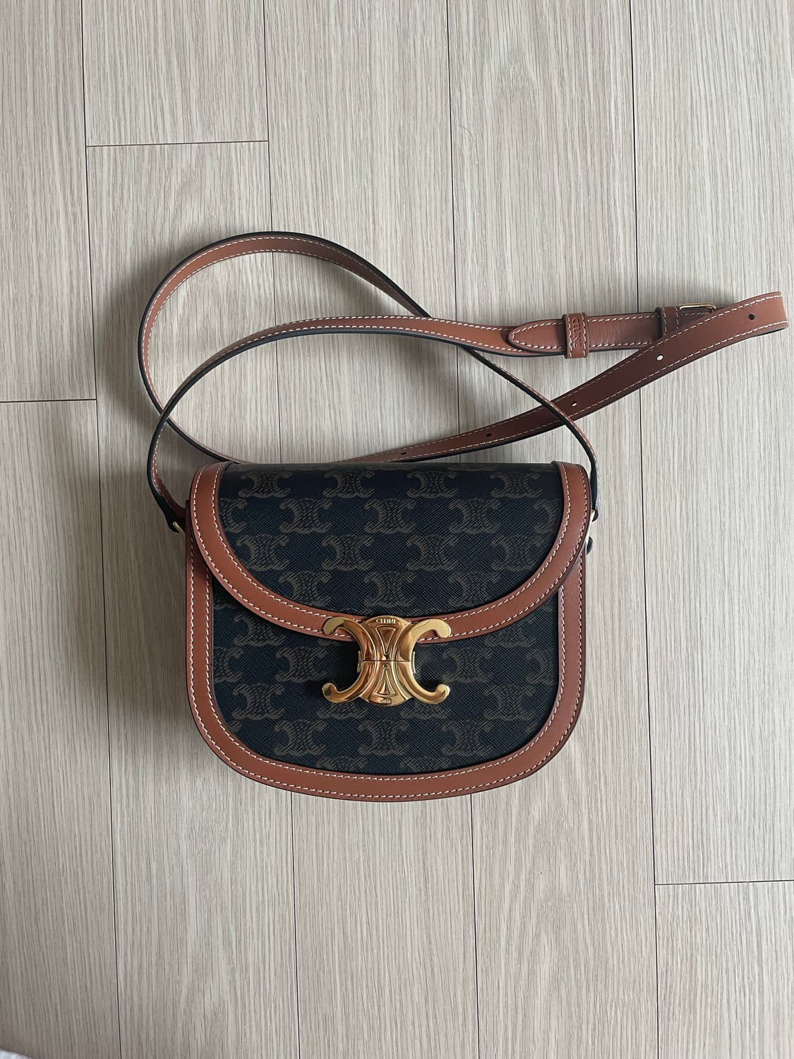 셀린느 베사체 클레아 트리옹프 캔버스 카프스킨 탄 상품이미지2