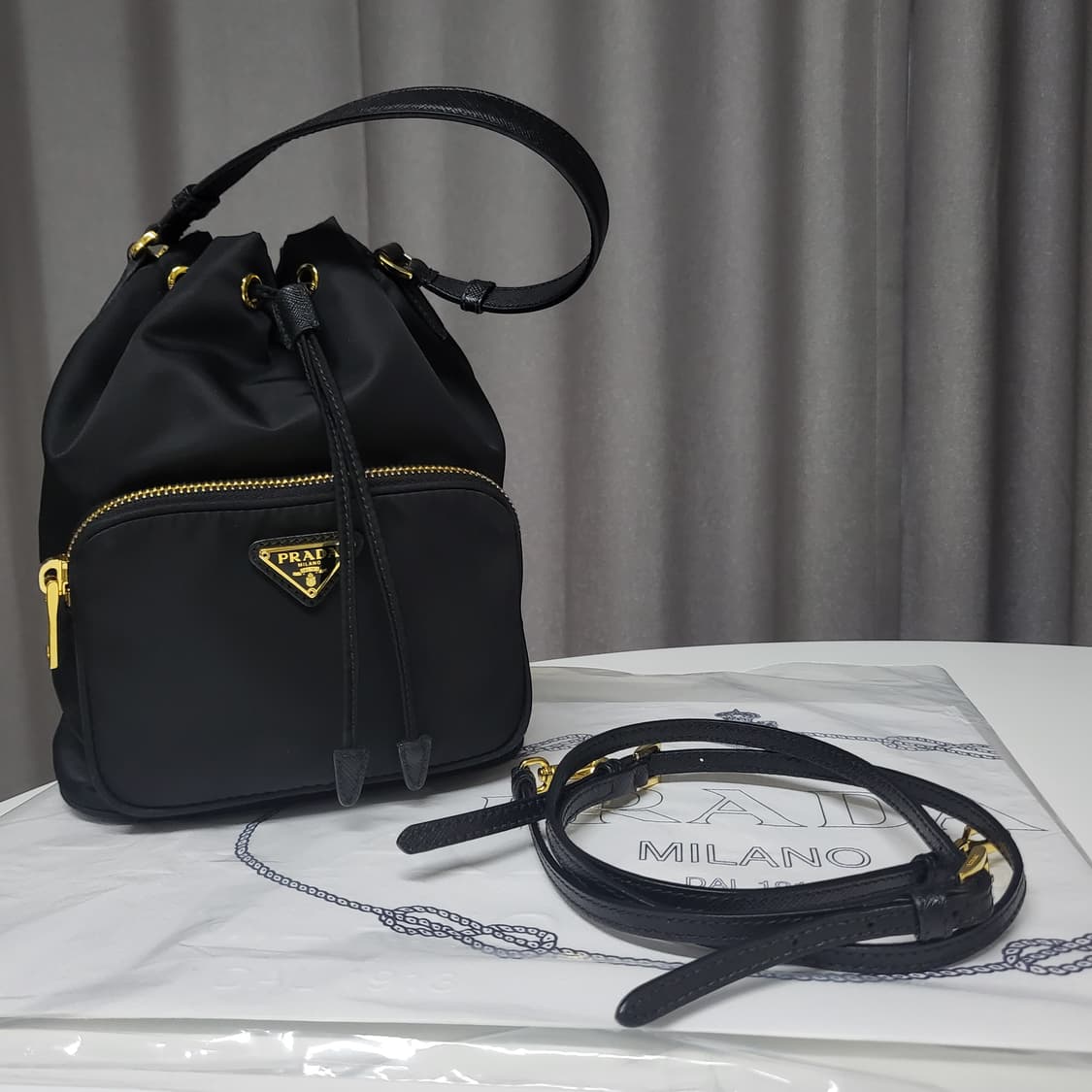 프라다 나일론 버킷백 상품이미지1