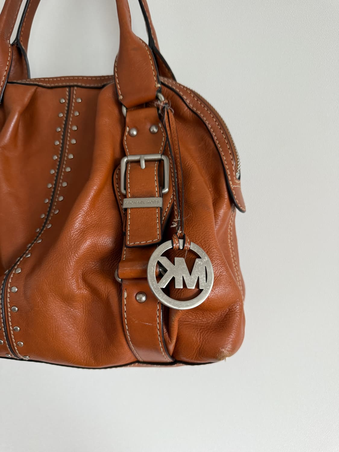 마이클 코어스(MICHAEL KORS) 레더 스터드 토트백 상품이미지2