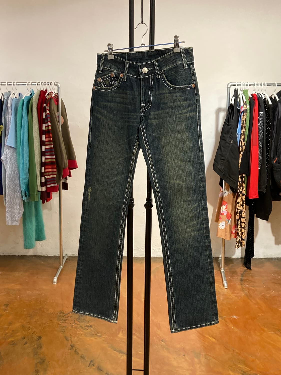 트루릴리젼 시그니처 빅T 부츠컷 데님 상품이미지7