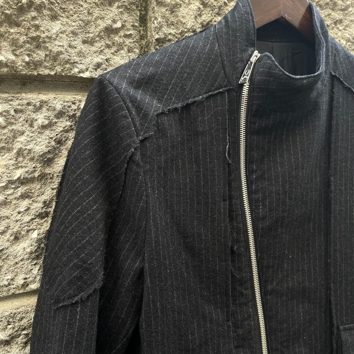 [46] 디크낙 사선 핀스트라이프 지퍼 디테일 숏 자켓 상품이미지4