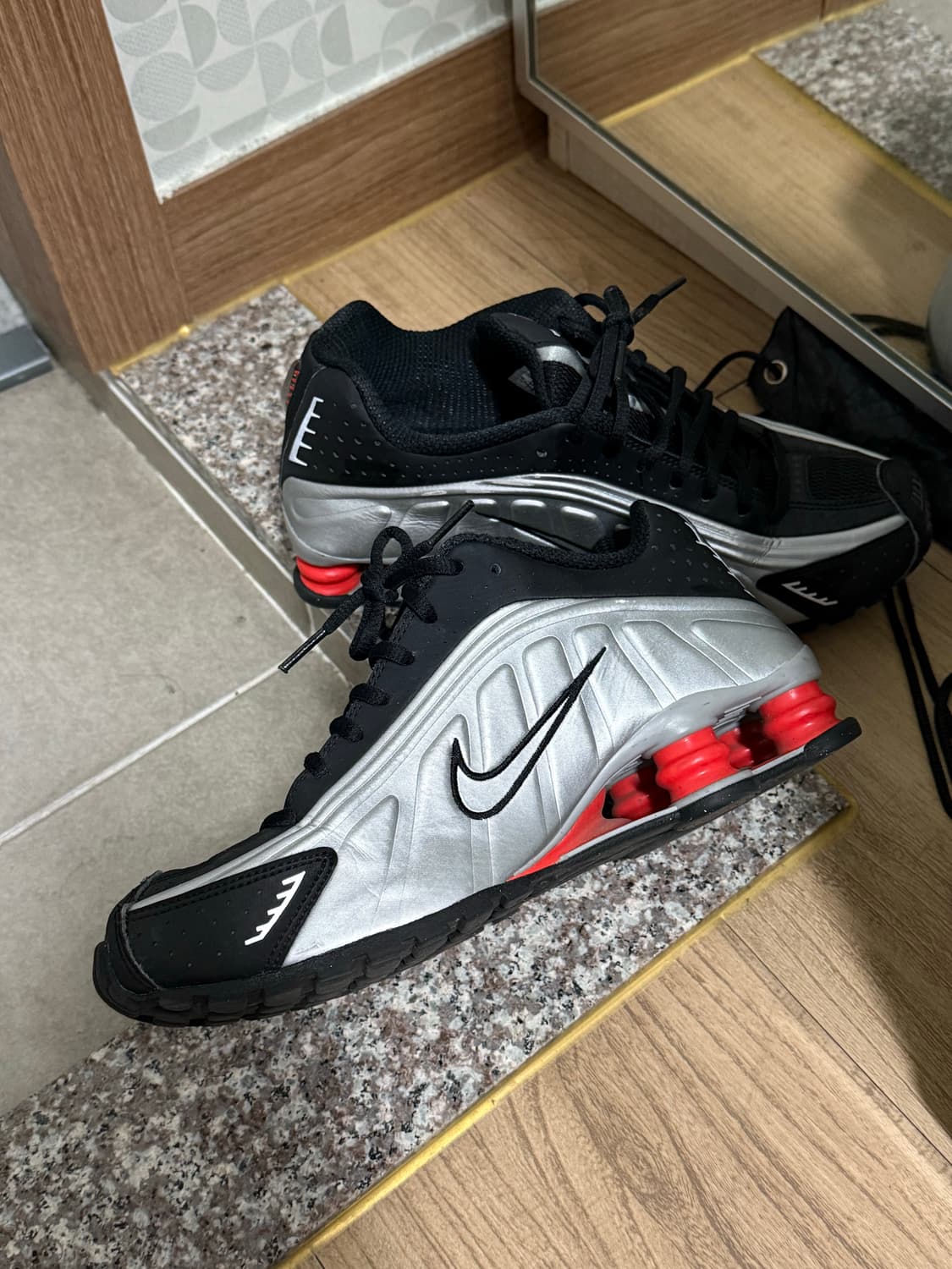 나이키 샥스 r4 상품이미지1