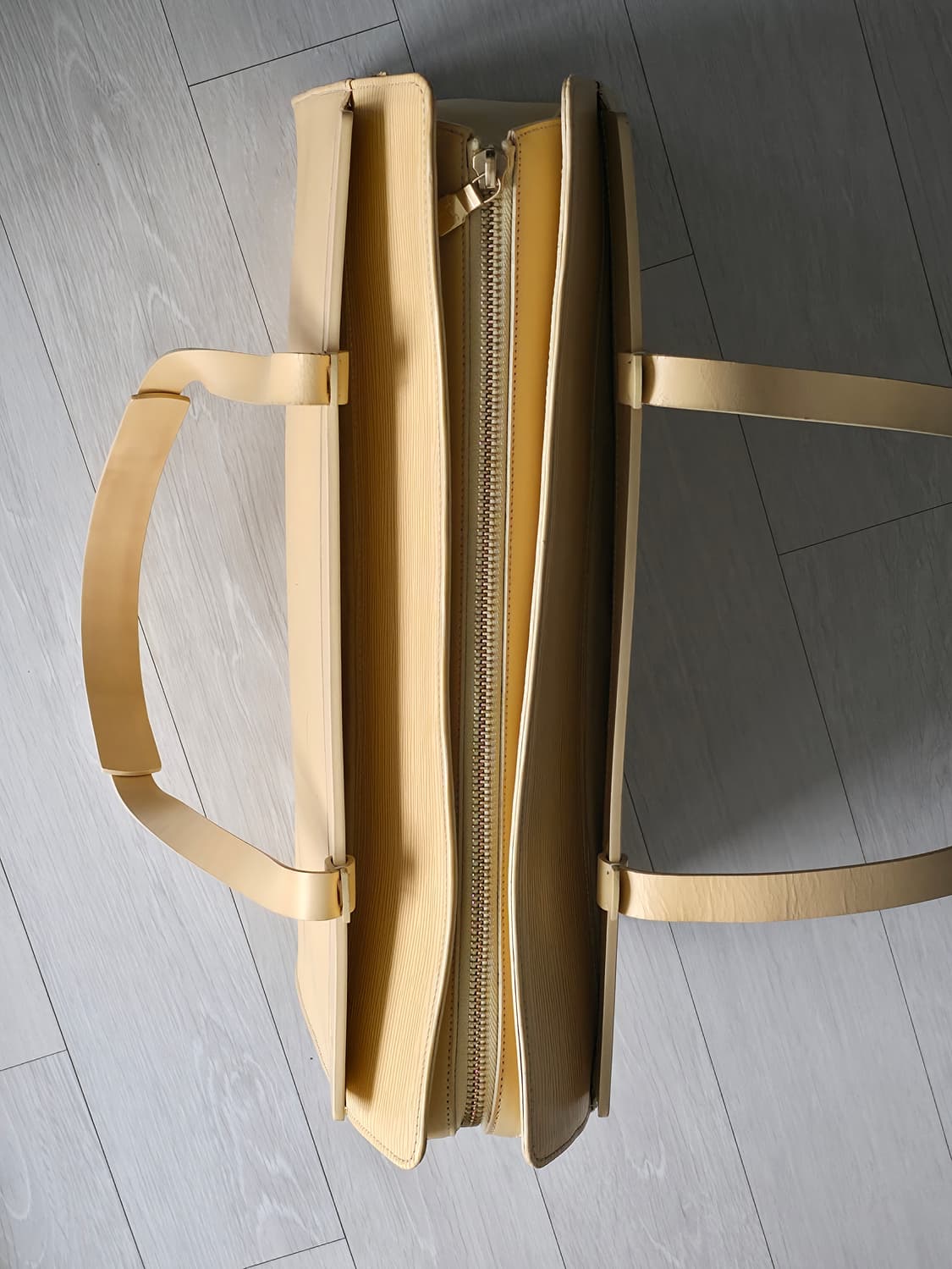 루이비통 에삐 에피레더 숄더백 크로와젯gm 옐로우 상품이미지8