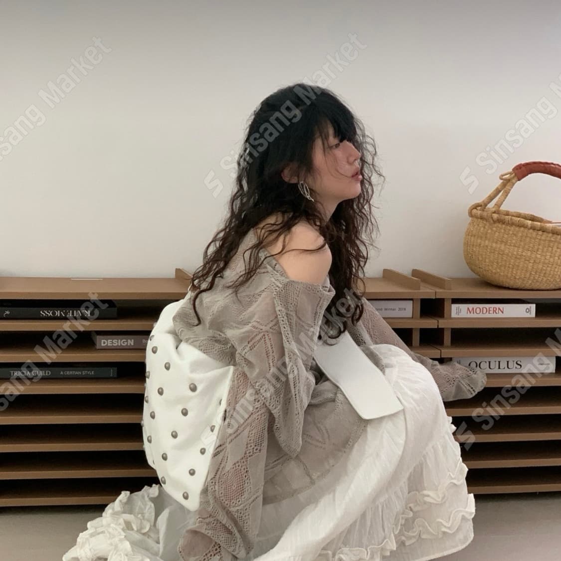 네트 루즈 오프숄더 니트 탑 상품이미지1