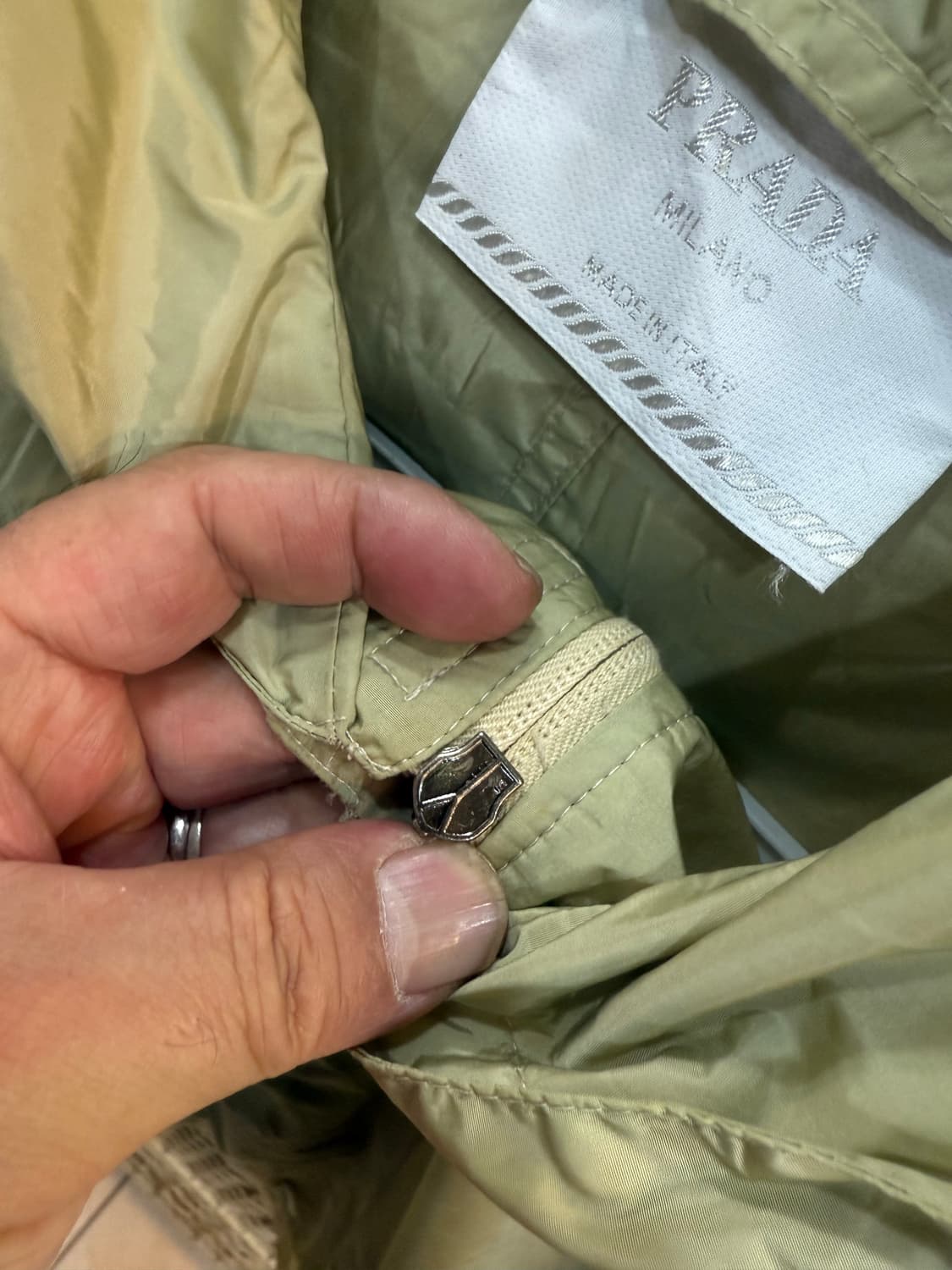 100-105 정품 프라다 빈티지 바람막이 팝니다 상품이미지3