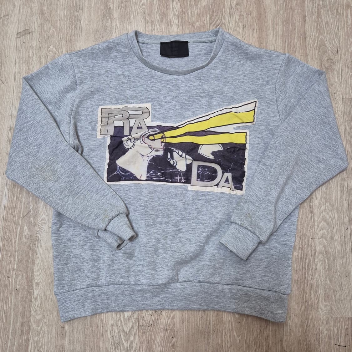 프라다 아트워크 패치 맨투맨 상품이미지1