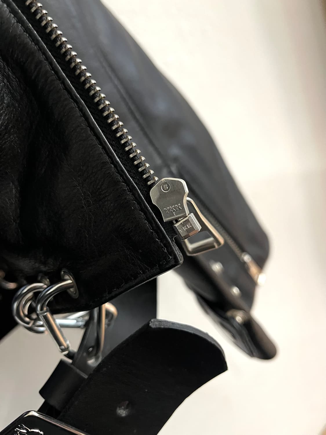 쵸포바 로위나 2023AW 런웨이 카라비나 레더 자켓 상품이미지7