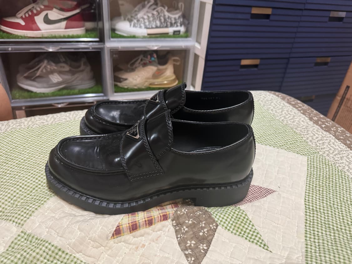 프라다 초콜릿 브러쉬드 레더 로퍼 블랙 uk8.5 상품이미지1