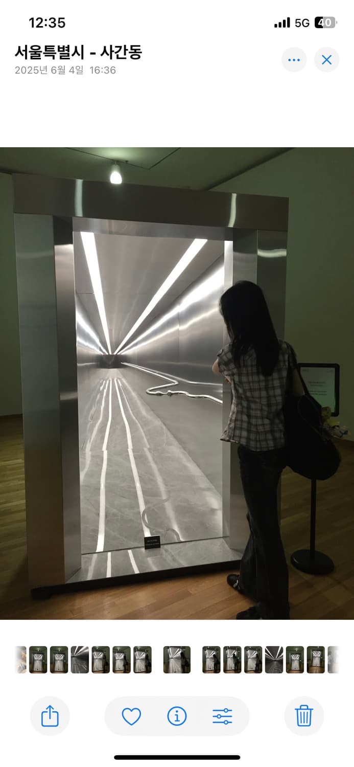 키플링 보부상 숄더백 블랙 (착샷) 상품이미지7