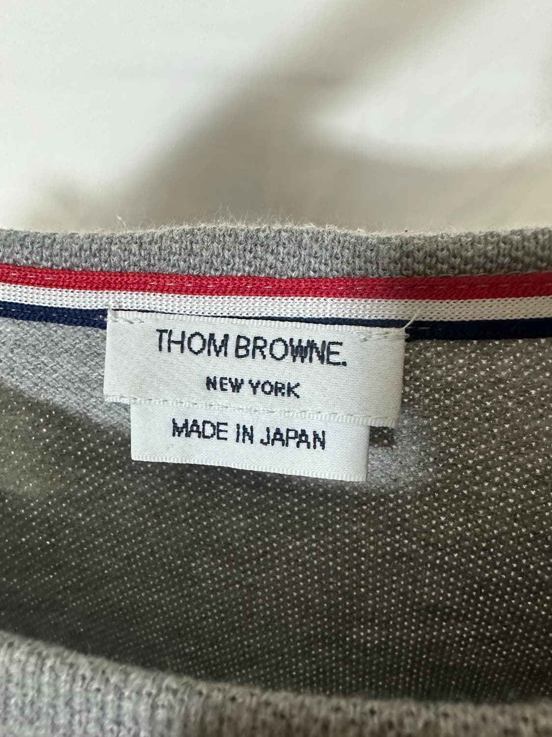 톰브라운 4선 완장 롱슬리브 그레이 (3) 상품이미지4