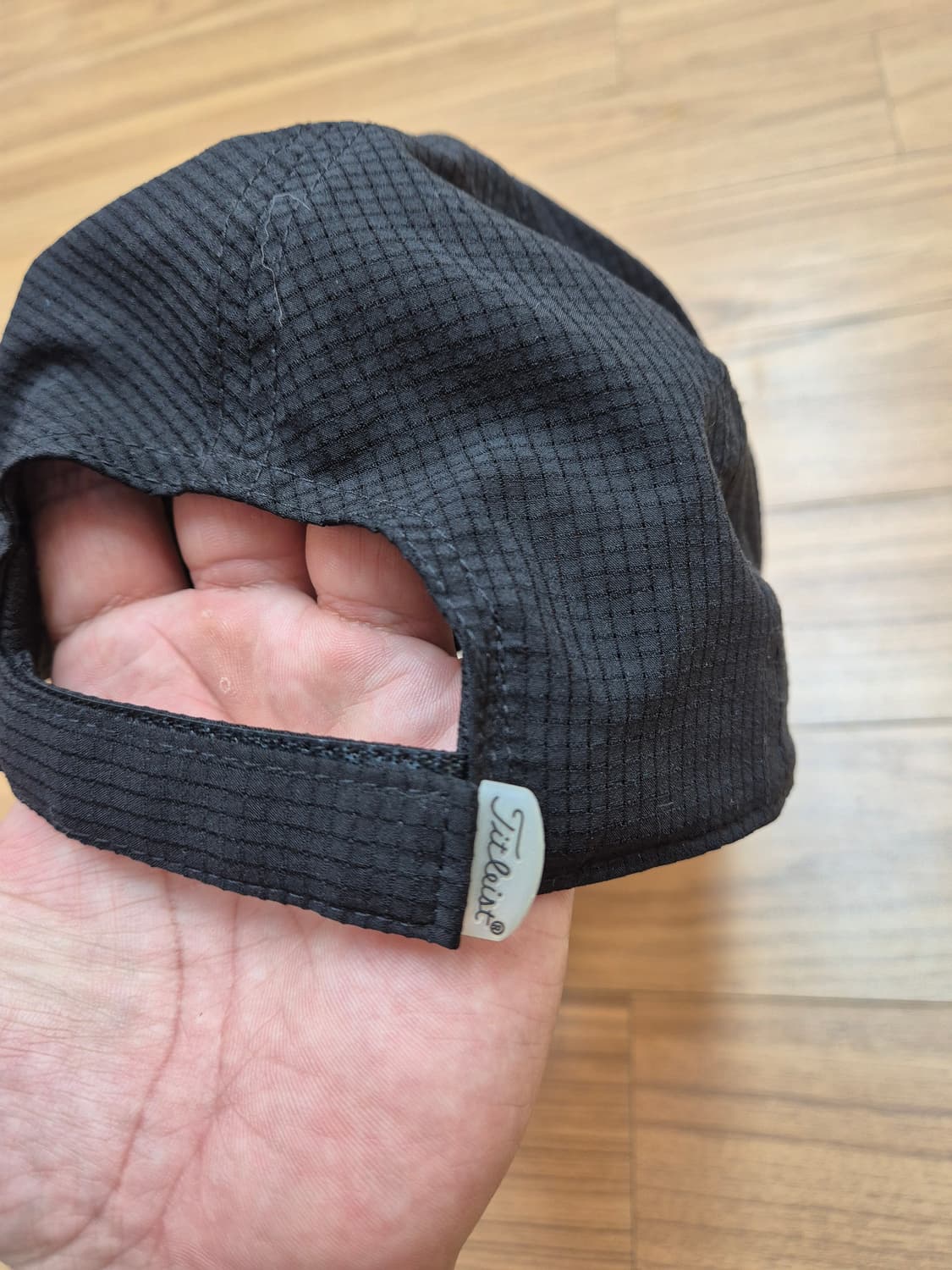 타이틀리스트 블랙 골프 모자입니다. 겉감, 안감 모두 동일한 재질입니다. 상품이미지3