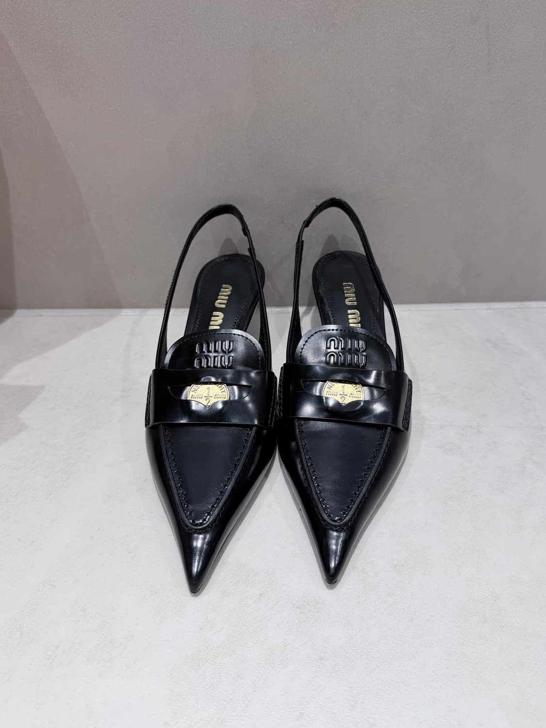 미우미우 레더 슬링백 펌프스 상품이미지1