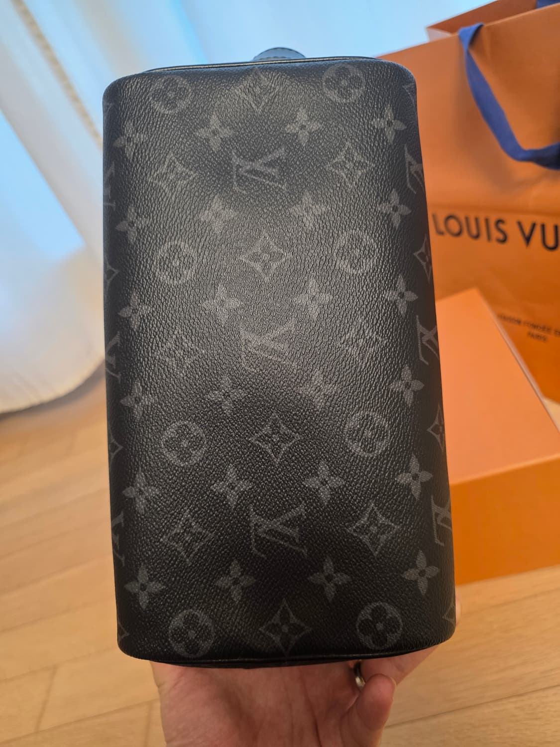 [25년] 루이비통 돕키트 토일렛 파우치 클러치 모노그램 이클립스 상품이미지5