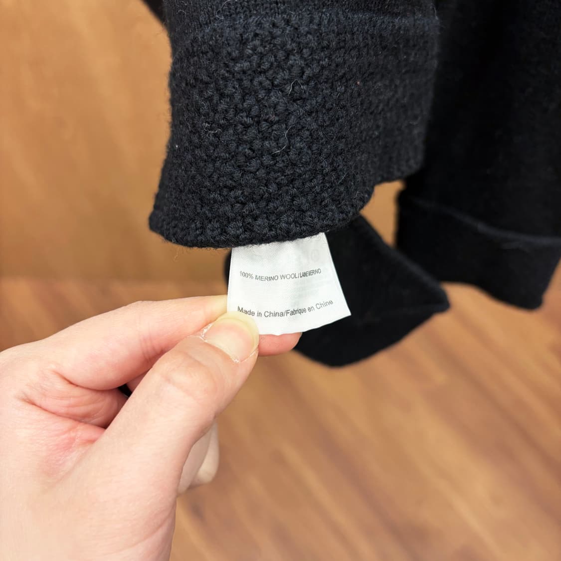 토리버치 브이넥 긴팔 니트 스플릿 카라 벌집 패턴 배색 디테일 블랙 상품이미지7