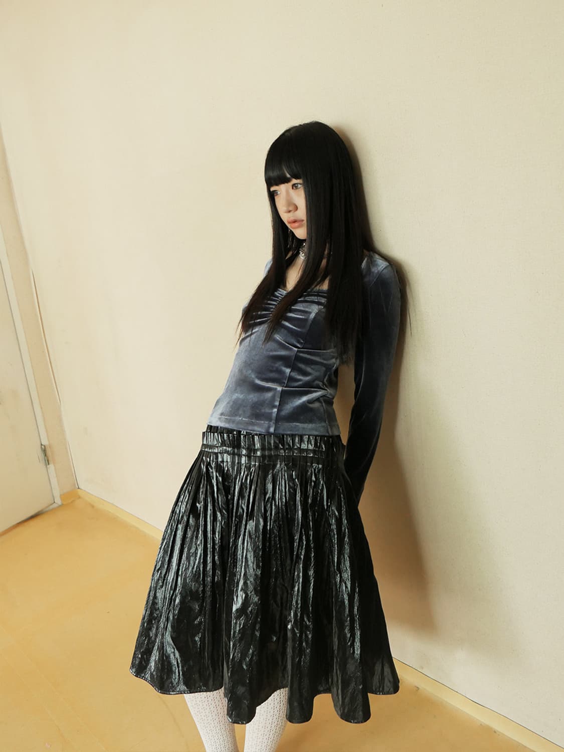 콜로신스 글로시 핀턱 미디 스커트 상품이미지3