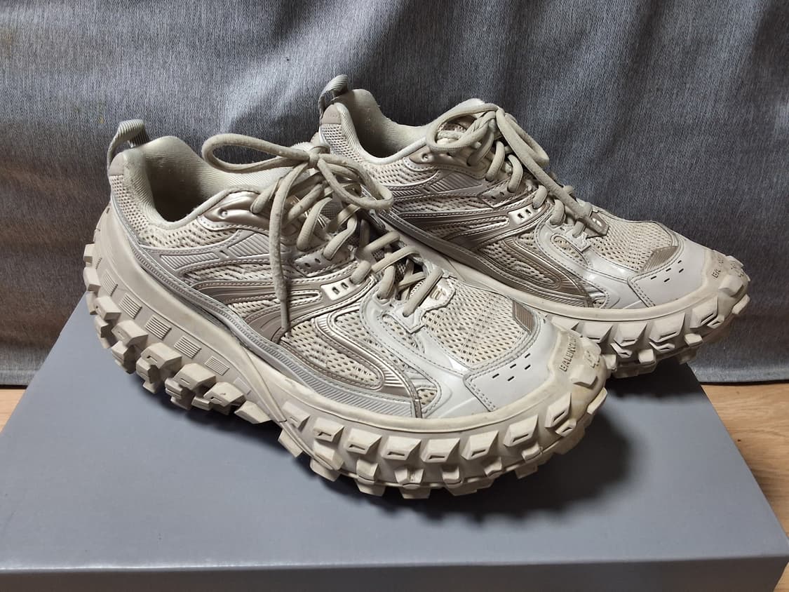 발렌시아가 디펜더 스니커즈 42 상품이미지3