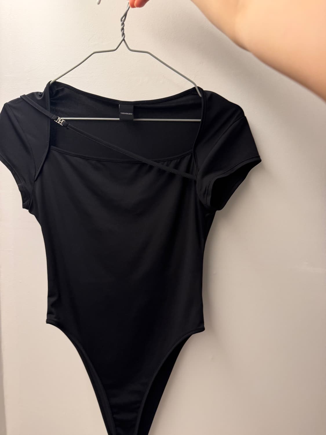 트리밍버드 바디수트 Cross-Neck String Bodysuit  1 상품이미지2