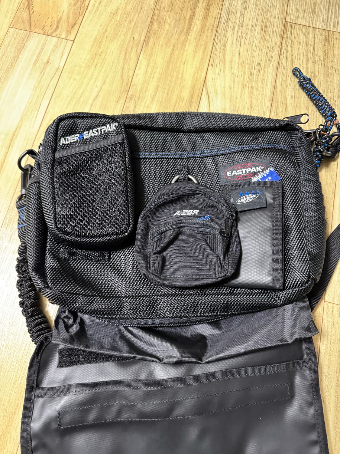 아더에러x이스트팩 숄더백 판매 상품이미지4