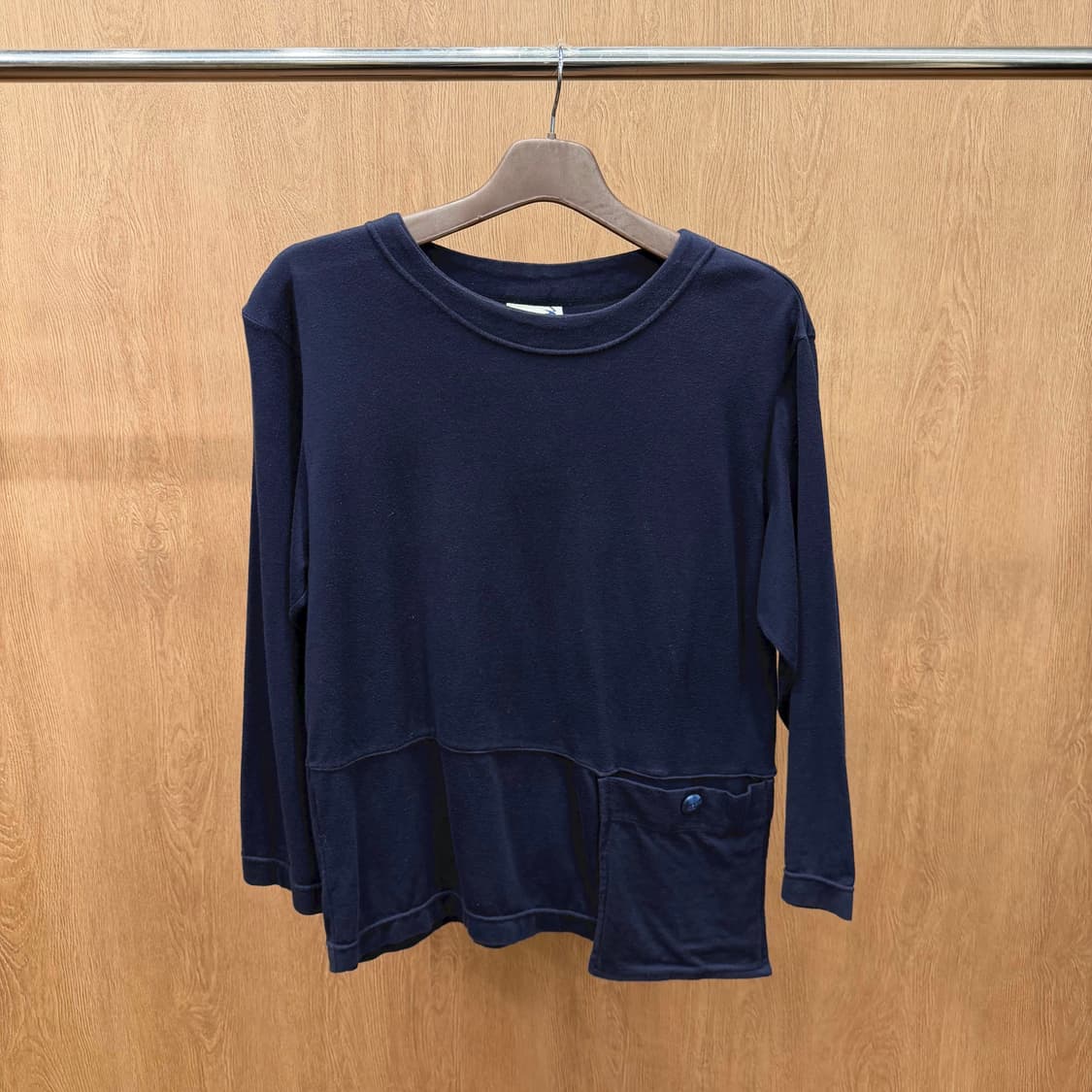 이세이미야케 하이 긴팔 맨투맨 아웃 포켓 후면 로고 프린팅 디테일 네이비 상품이미지2