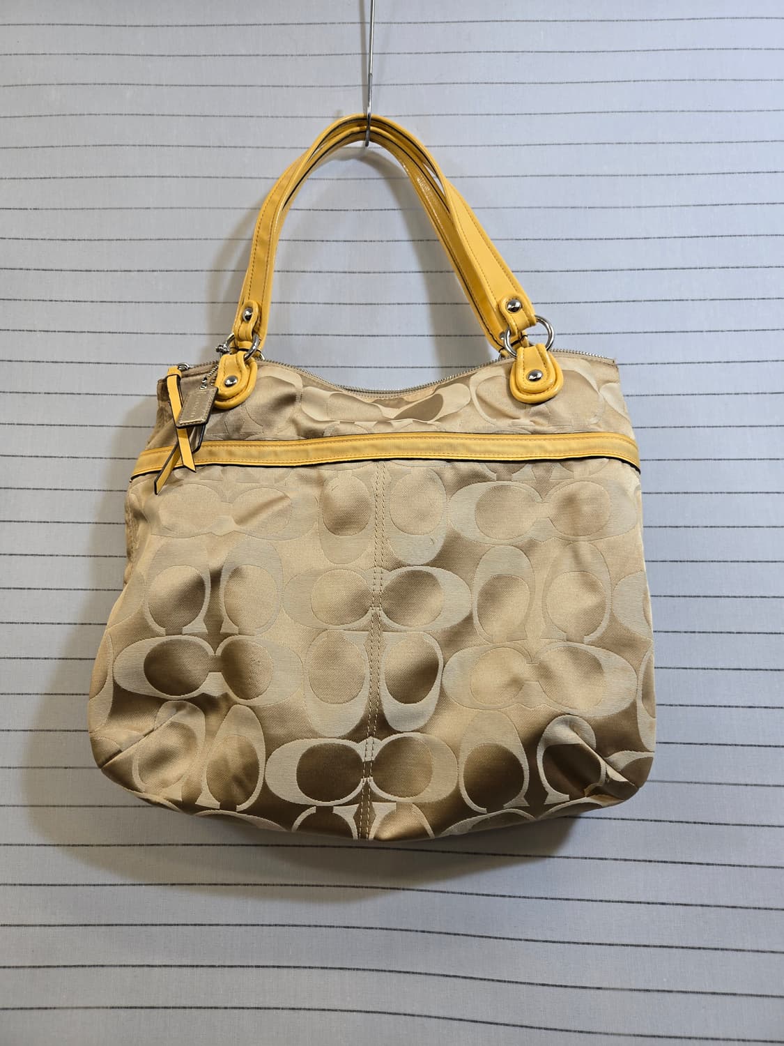 코치 시그니처 숄더백 베이지 옐로우 상품이미지1
