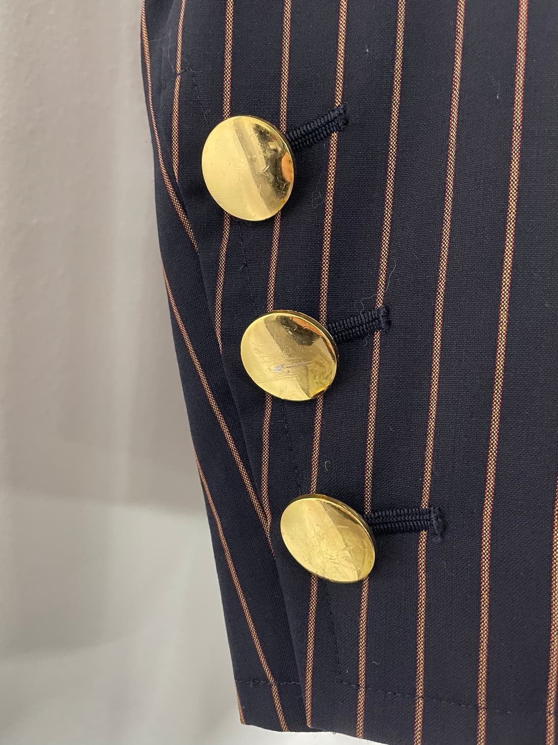 입생로랑 스트라이프 금장 브이넥 블레이저 (on.313)   상품이미지4