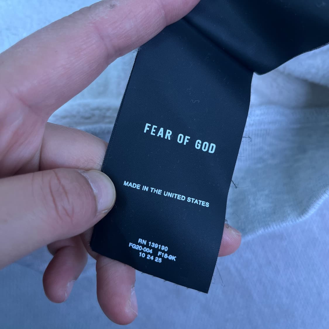 105 피오갓 에센셜 모나크 fg 로고 크림 후드티 상품이미지6