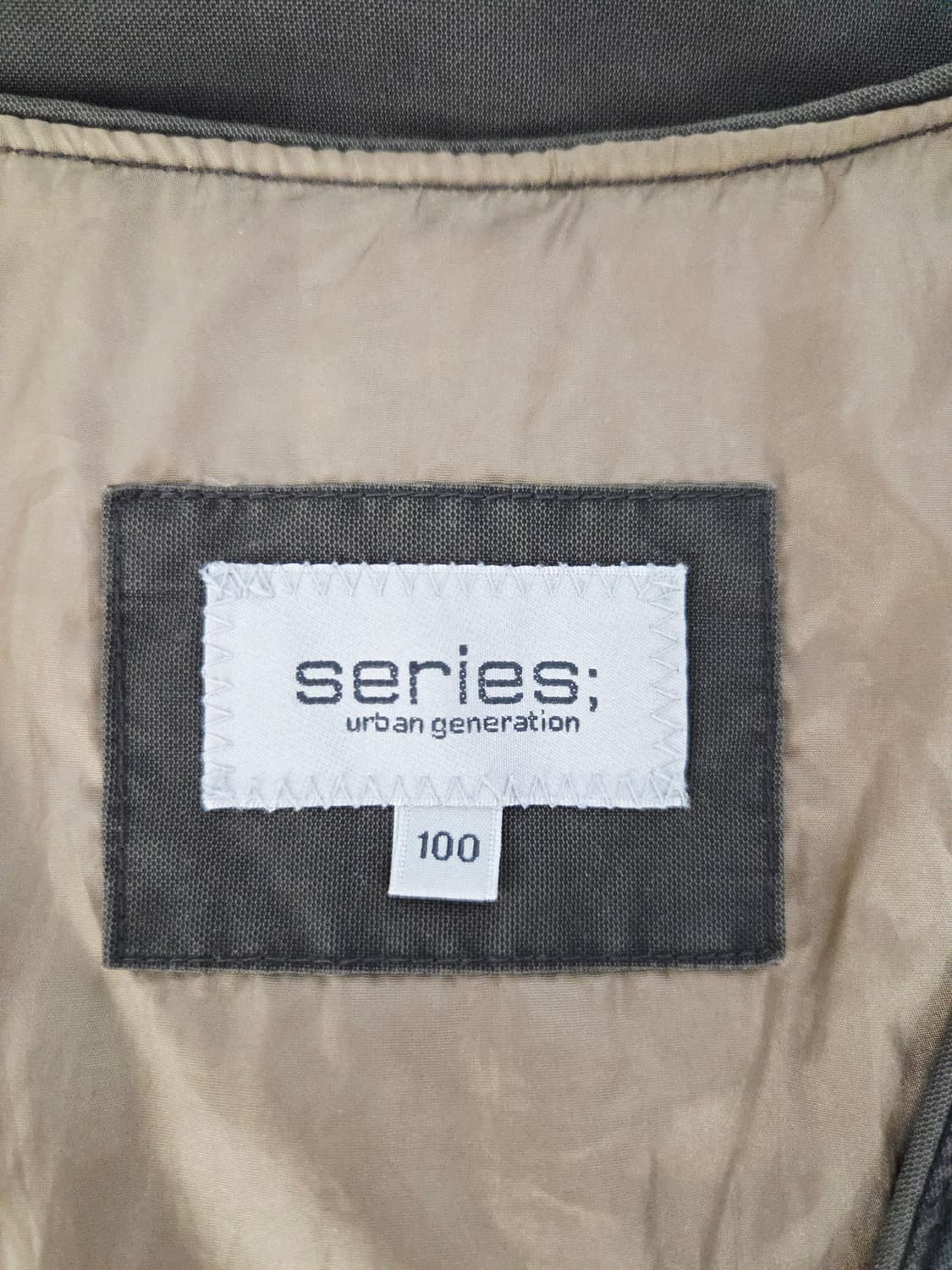 시리즈(series;) 기하학 퀼팅 패딩 베스트 다크그레이 상품이미지7