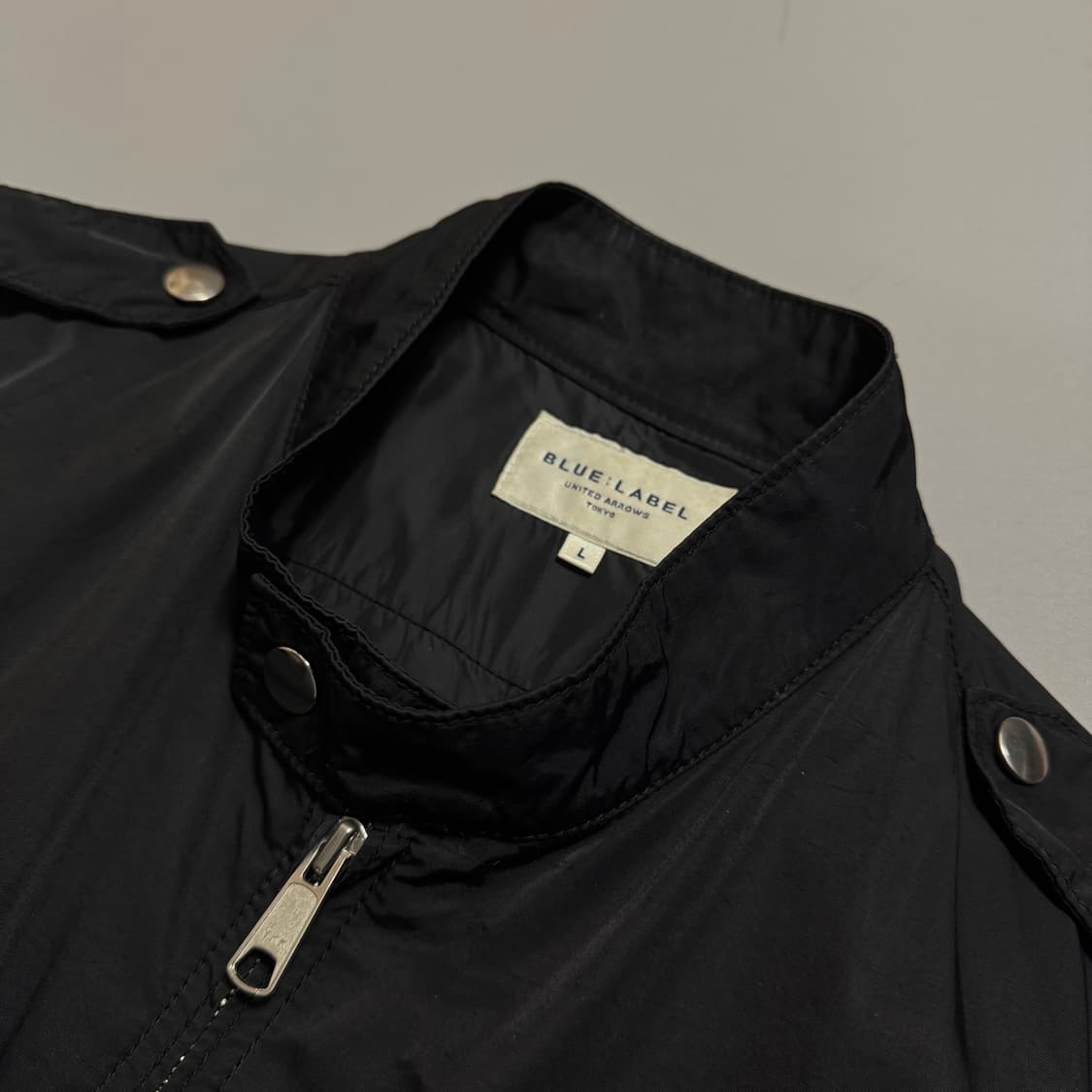 유나이티드 애로우즈 블루라벨 블랙 코튼 나일론 혼방 논칼라 바이커 자켓 상품이미지3