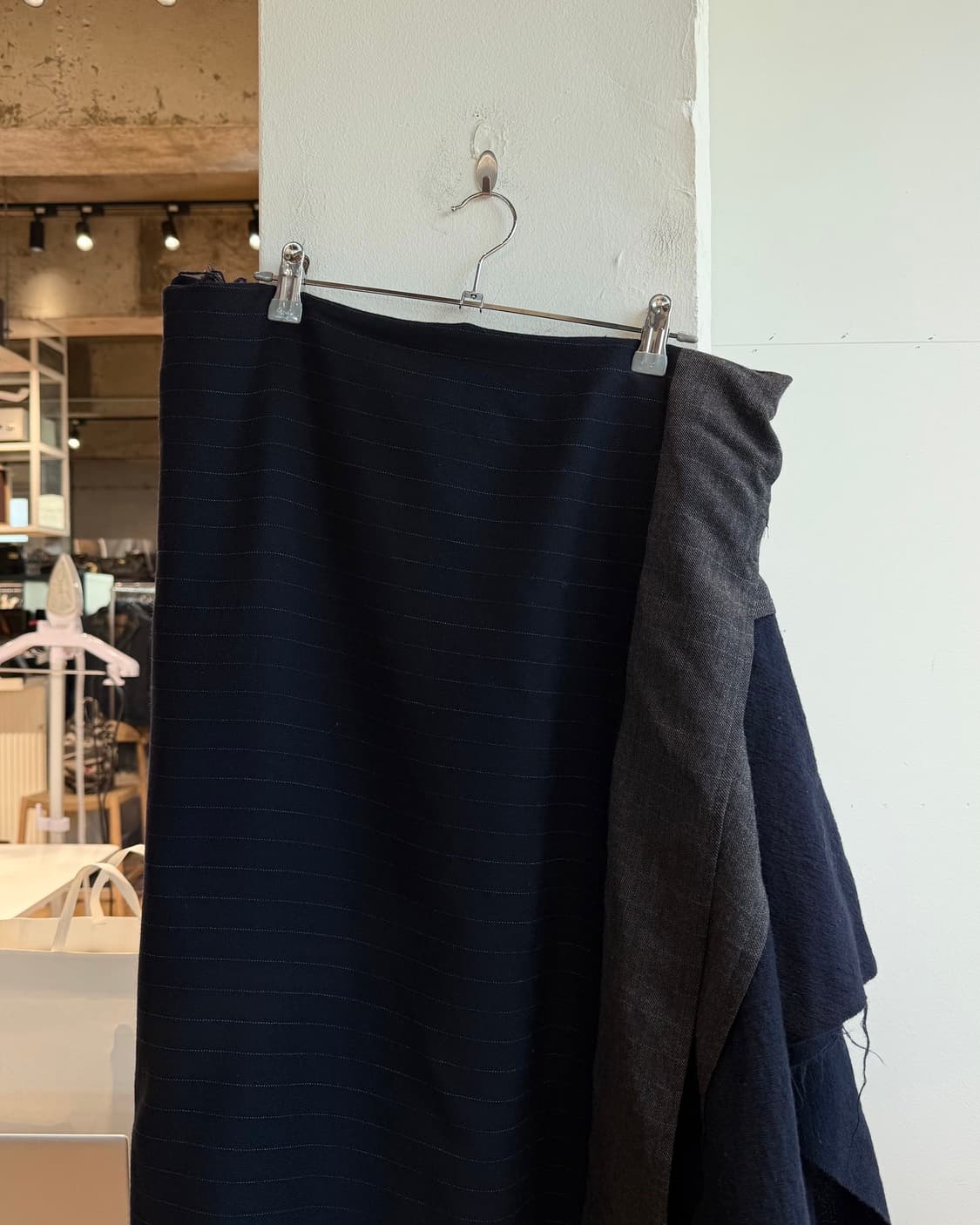 꼼데가르송 그레이 스트라이프 버클 핀턱 미디스커트  상품이미지6