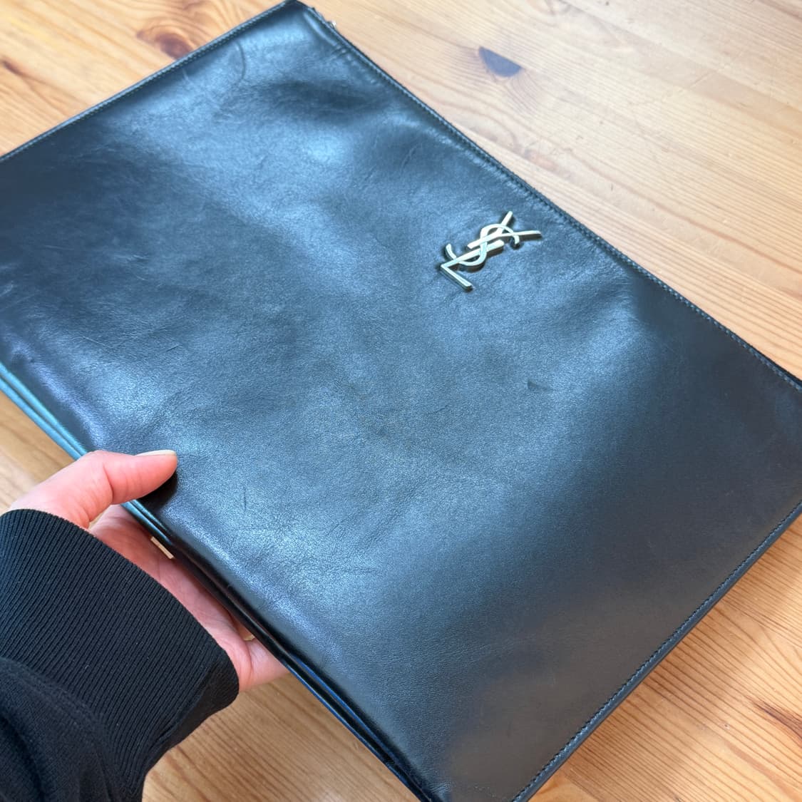 정품 생로랑 모노그램 YSL 은장로고 라지 클러치 가방 블랙 상품이미지2